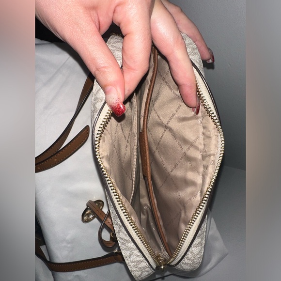 Michael Kors crossbody bag! - Picture 4 of 8